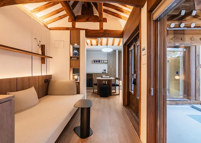 Luxury Hanok Blue Dot